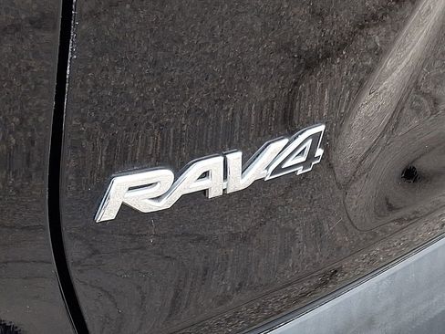 Used 2021 Toyota RAV4 LE image 33