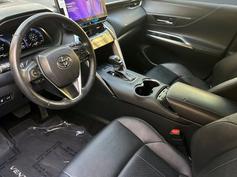 Used 2023 Toyota Venza Limited image 4