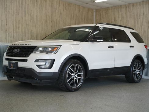 Used 2016 Ford Explorer Sport w/ Equipment Group 401A image 4