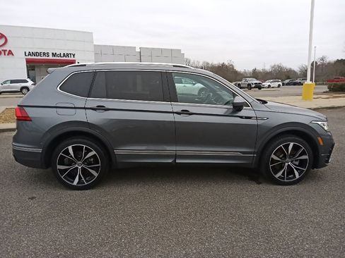 Used 2023 Volkswagen Tiguan SEL R-Line image 2
