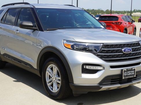 Used 2023 Ford Explorer XLT w/ Equipment Group 202A RWD image 3