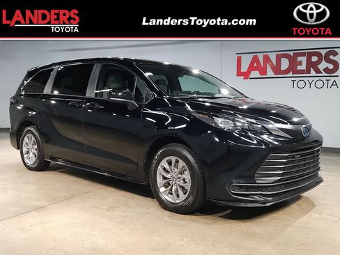 Used 2025 Toyota Sienna LE FWD image 1