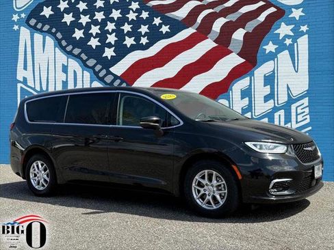 Certified 2023 Chrysler Pacifica Touring-L FWD image 1