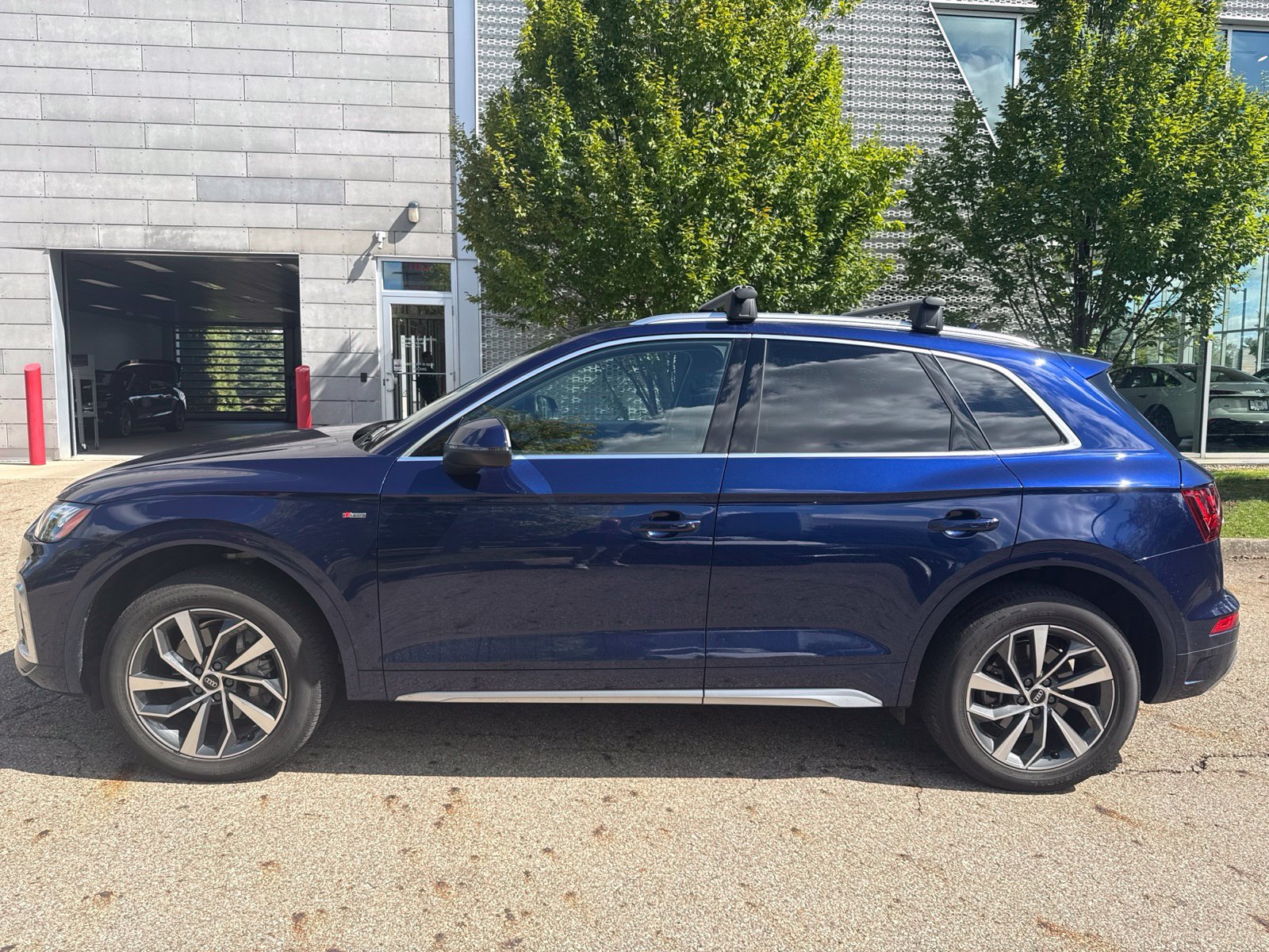 Used 2023 Audi Q5 2.0T Premium w/ Convenience Package AWD/4WD image 2