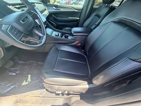 Used 2024 Jeep Grand Cherokee Limited w/ Luxury Tech Group II RWD image 16