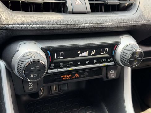Used 2021 Toyota RAV4 XLE AWD/4WD image 5