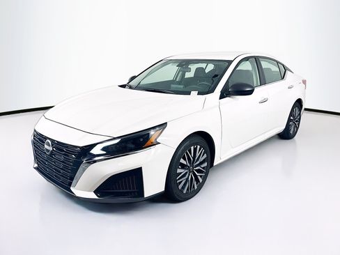 Used 2025 Nissan Altima 2.5 SV FWD image 3