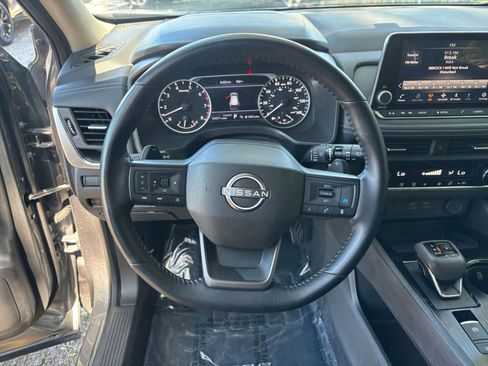 Used 2025 Nissan Rogue SV FWD image 30