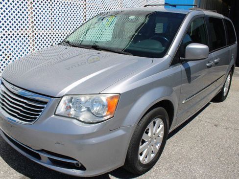 Used 2015 Chrysler Town & Country Touring FWD image 2