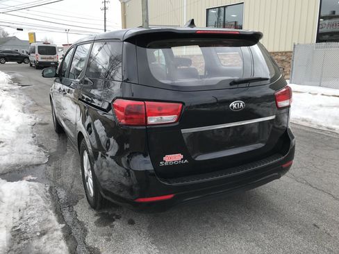 Used 2017 Kia Sedona L image 6