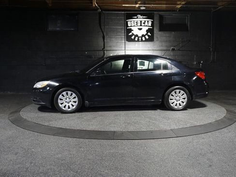 Used 2014 Chrysler 200 LX image 2