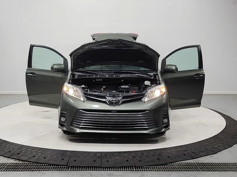 Used 2020 Toyota Sienna XLE Premium FWD image 11