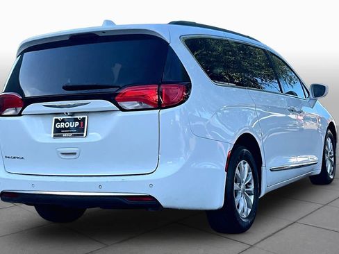 Used 2017 Chrysler Pacifica Touring-L FWD image 13