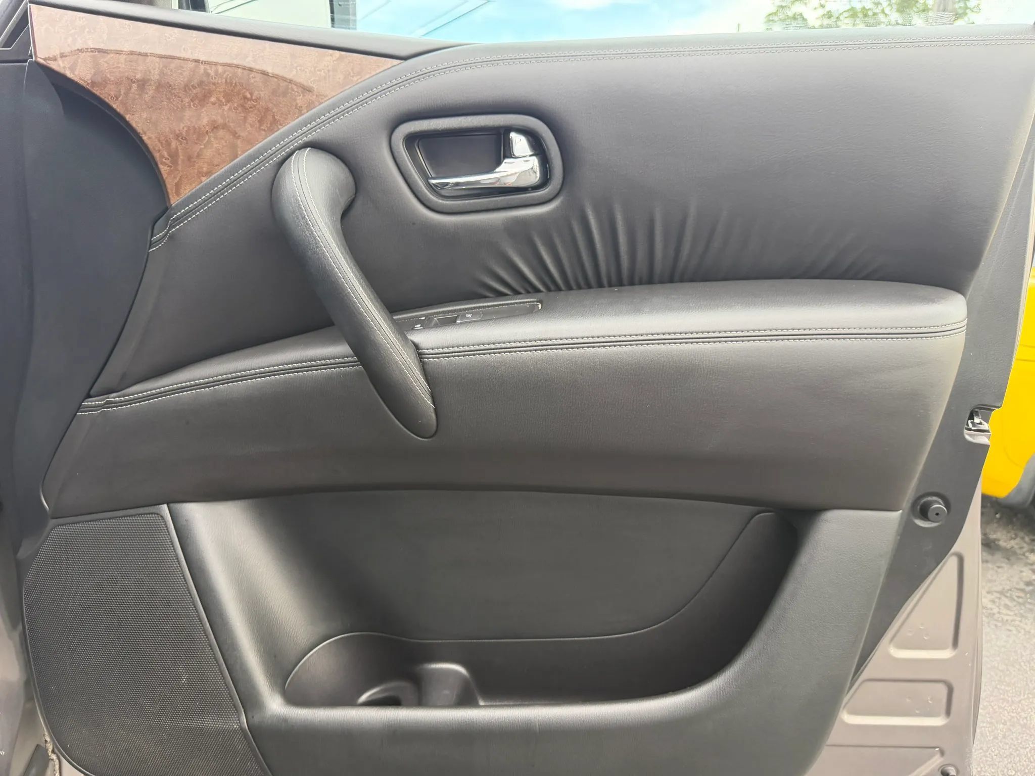 Used 2015 INFINITI QX80 4WD w/ Theater Package image 25