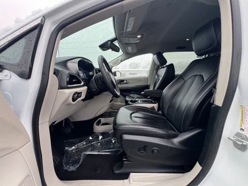 Used 2024 Chrysler Pacifica Select image 18