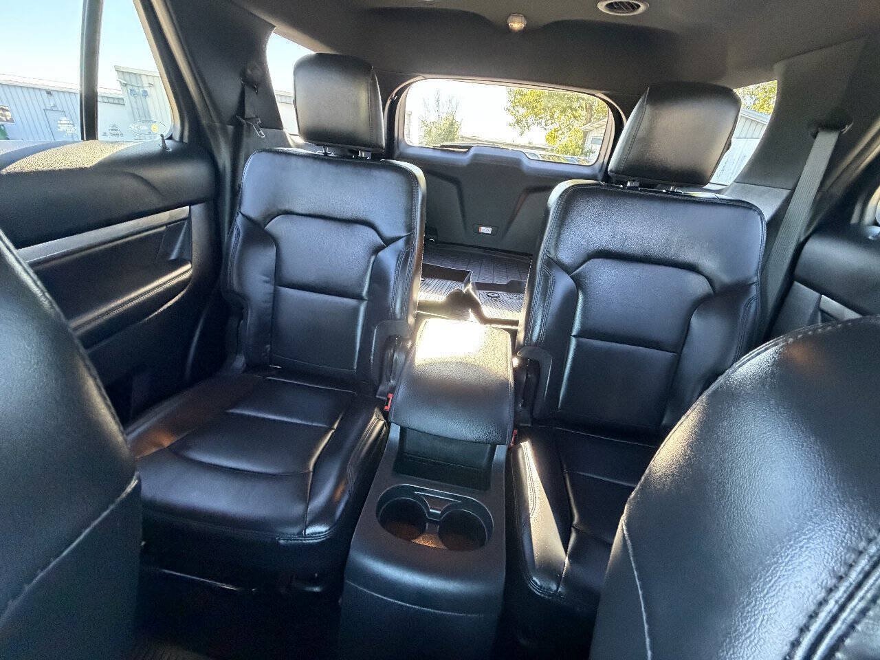 Used 2019 Ford Explorer XLT w/ Equipment Group 202A AWD/4WD image 28