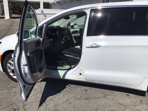 Used 2019 Chrysler Pacifica Touring Plus w/ Tire & Wheel Group image 4