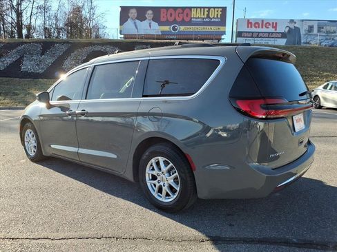 Used 2023 Chrysler Pacifica Touring-L image 7