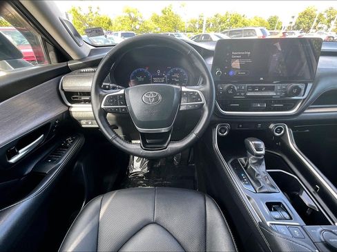 Used 2025 Toyota Grand Highlander AWD image 5