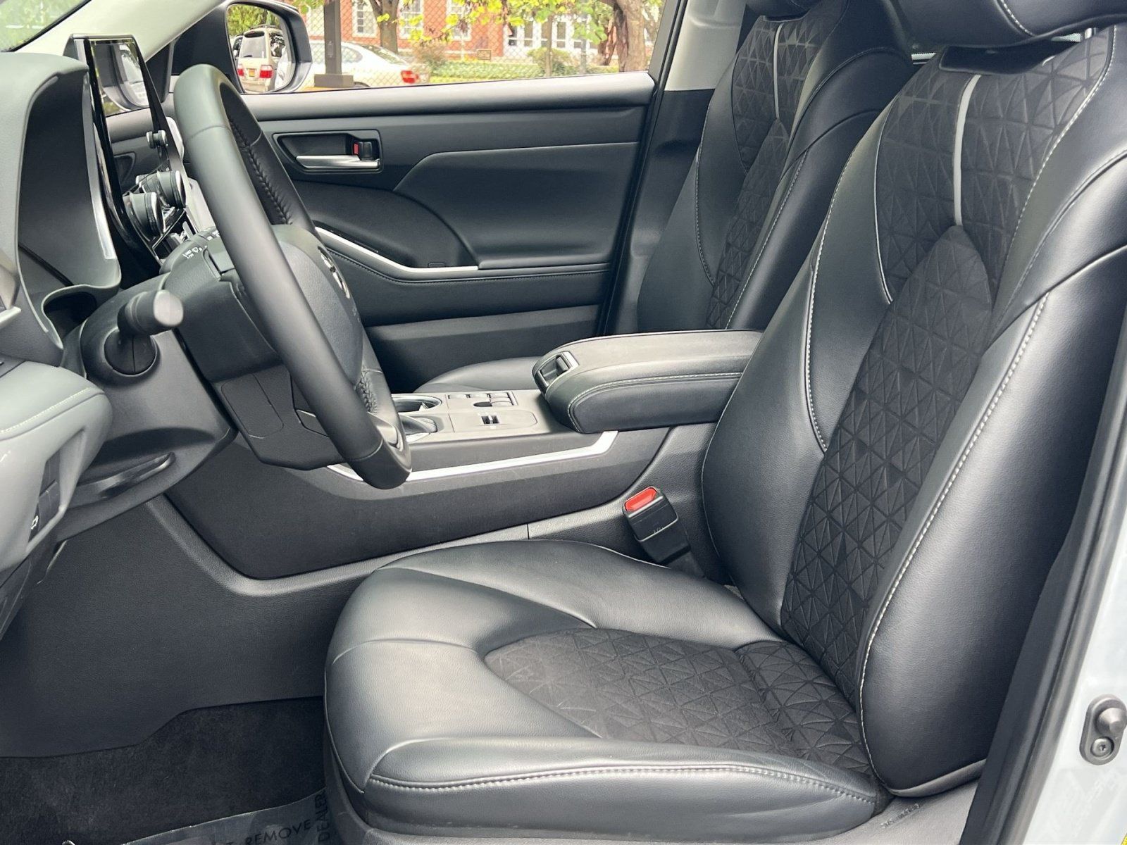 Used 2024 Toyota Highlander XLE AWD/4WD image 12