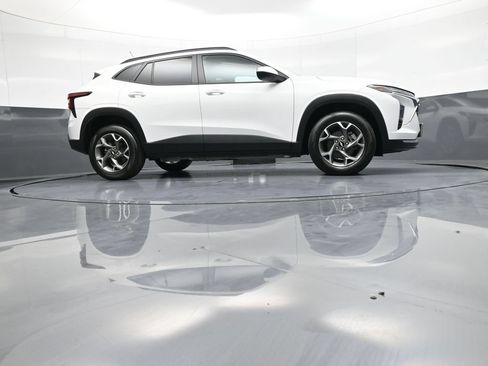 Used 2025 Chevrolet Trax LT w/ LT Convenience Package FWD image 28