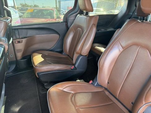 Used 2021 Chrysler Pacifica Limited w/ Uconnect Theater Family Group image 8
