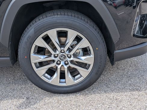 Used 2020 Toyota RAV4 XLE Premium FWD image 11