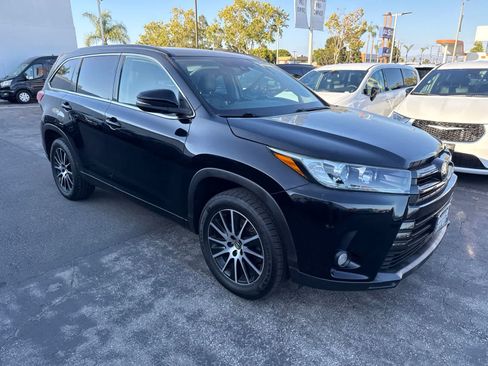 Used 2018 Toyota Highlander SE FWD image 9