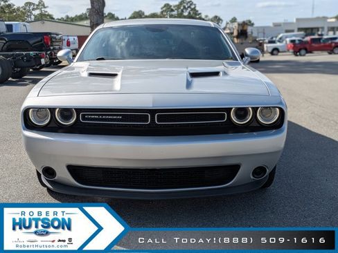 Used 2019 Dodge Challenger SXT image 3