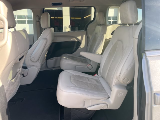 Used 2021 Chrysler Pacifica Touring-L FWD image 28