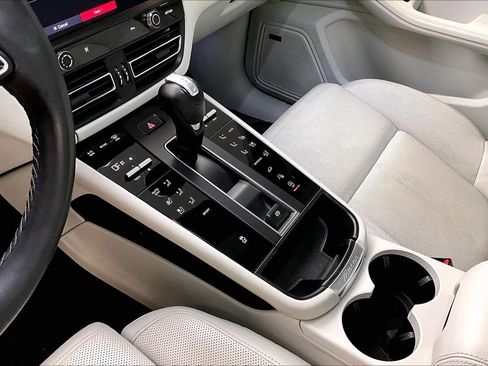 Used 2022 Porsche Macan w/ Premium Package Plus image 17