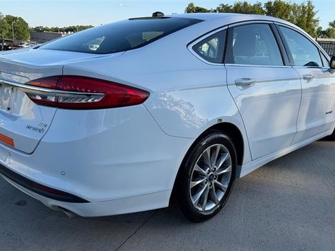 Used 2017 Ford Fusion SE w/ Equipment Group 602A FWD image 5