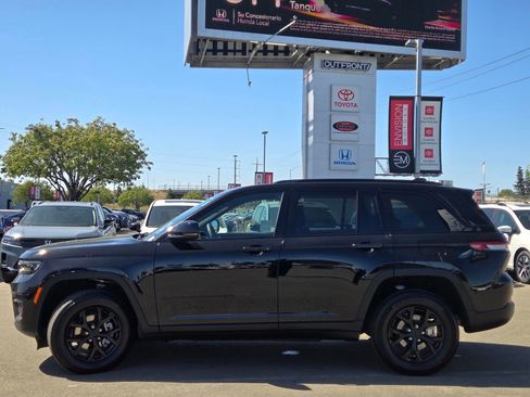 Used 2025 Jeep Grand Cherokee Altitude AWD/4WD image 4