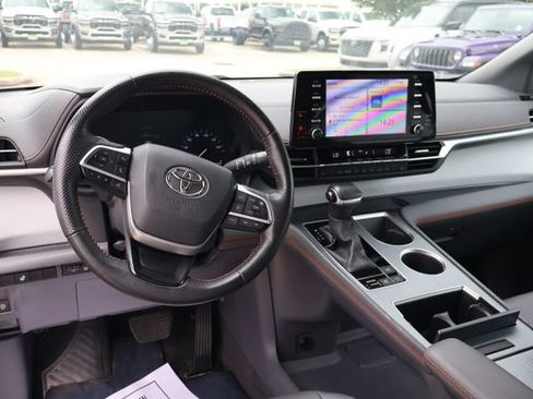 Used 2024 Toyota Sienna XSE FWD image 11