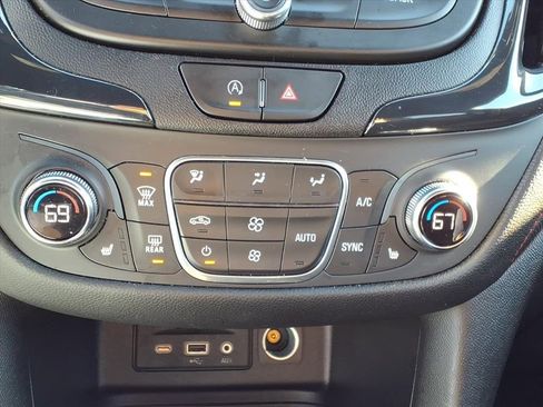 Used 2022 Chevrolet Equinox RS w/ Infotainment Package image 28