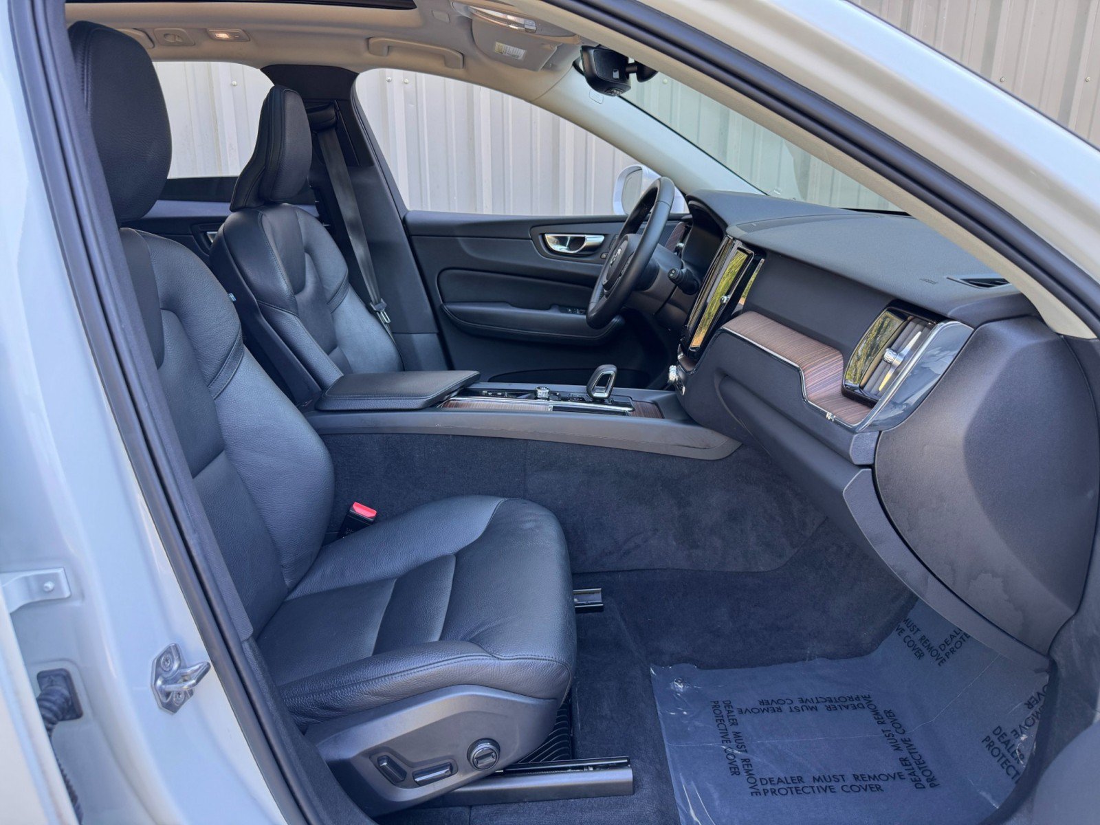 Used 2022 Volvo XC60 B5 Momentum w/ Advanced Package AWD/4WD image 15