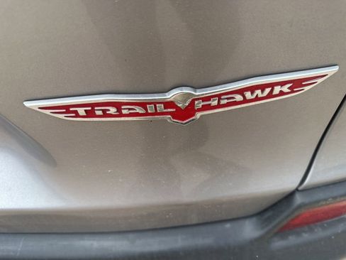Used 2020 Jeep Cherokee Trailhawk AWD/4WD image 27