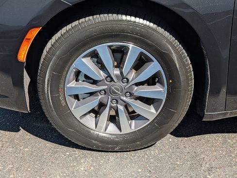 Used 2023 Chrysler Pacifica Touring-L FWD image 13