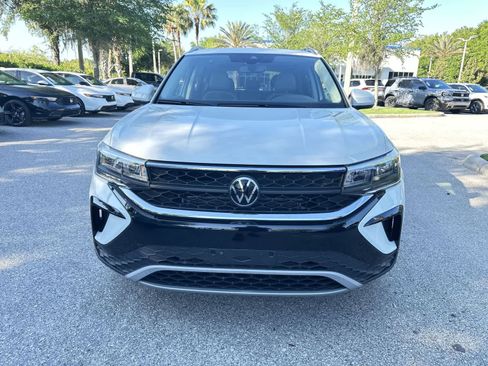 Used 2023 Volkswagen Taos SE w/ Panoramic Sunroof Package AWD/4WD image 9