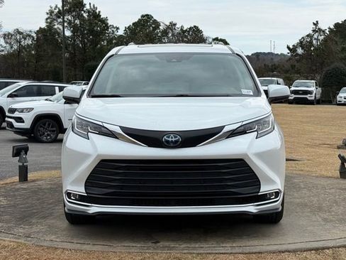 Used 2023 Toyota Sienna XLE w/ XLE Plus Package image 2