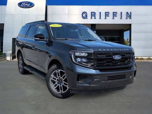 Used 2025 Ford Expedition Active RWD image 2
