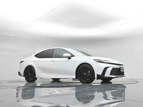 Used 2025 Toyota Camry SE FWD image 4