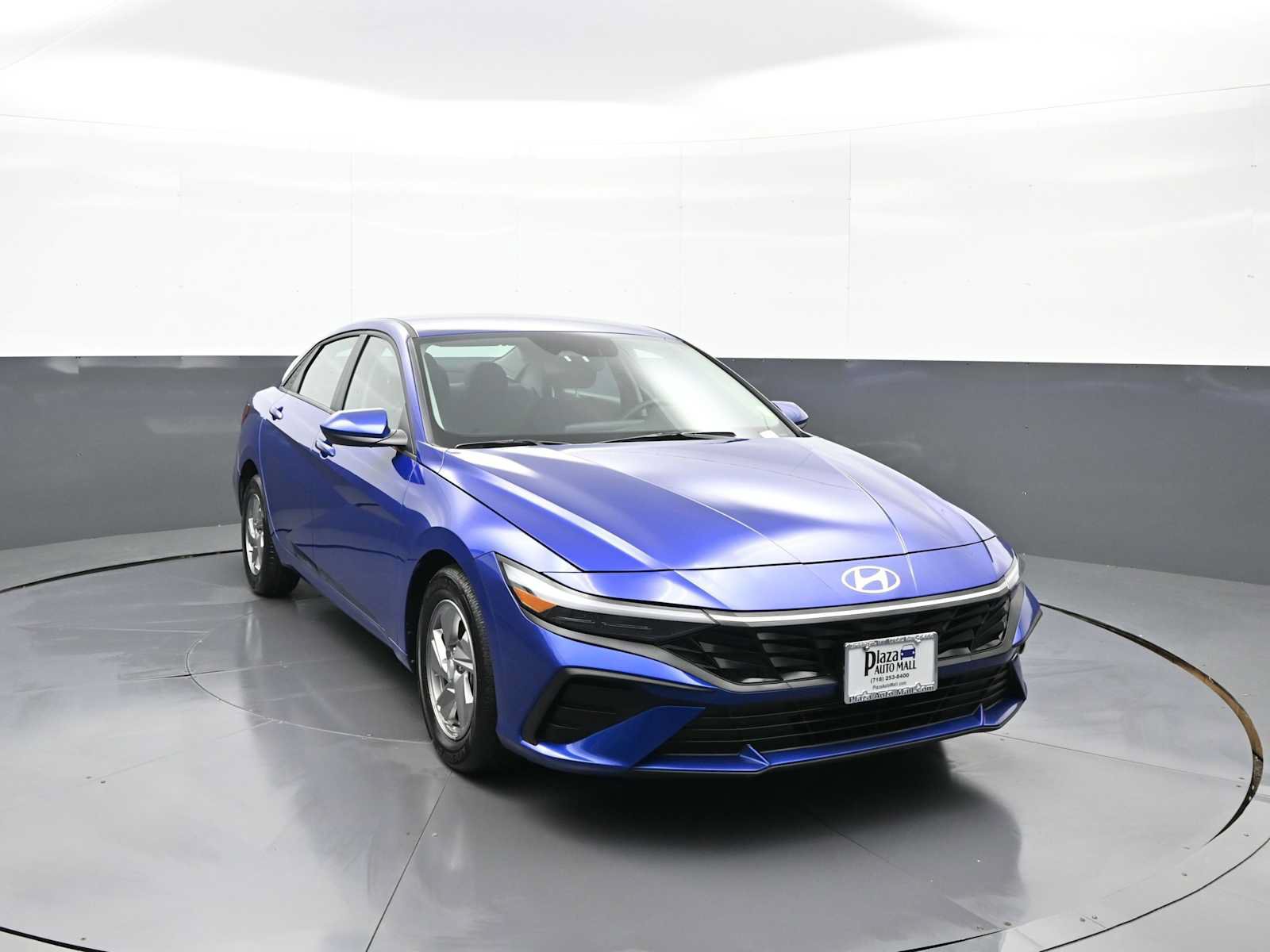Certified 2025 Hyundai Elantra SE w/ Cargo Package FWD image 3