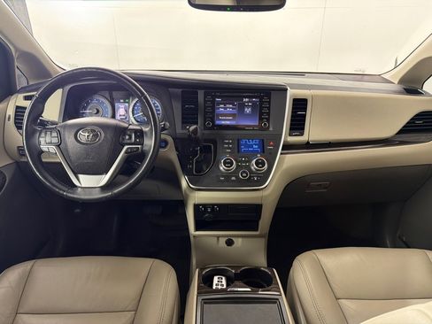 Used 2018 Toyota Sienna XLE image 28