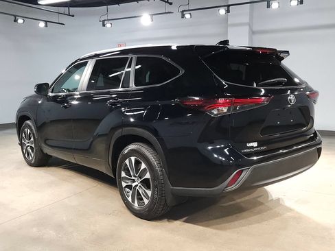 Used 2025 Toyota Highlander XLE AWD/4WD image 5