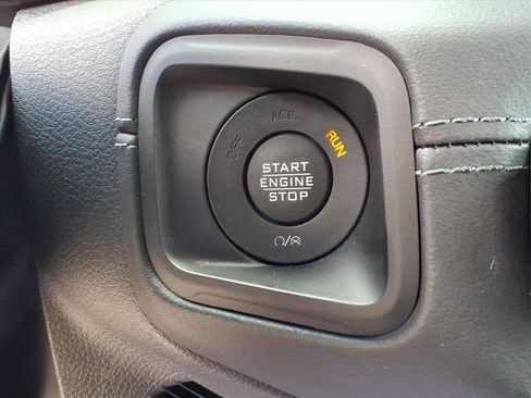 Used 2025 Jeep Wrangler Sahara image 23