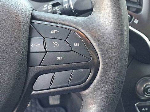 Used 2022 Jeep Cherokee Trailhawk image 10