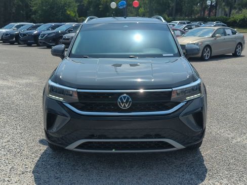 Used 2023 Volkswagen Taos SE w/ Panoramic Sunroof Package FWD image 10