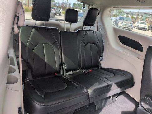 Used 2024 Chrysler Pacifica Touring-L image 19