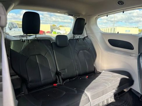 Used 2021 Chrysler Pacifica Touring-L image 28